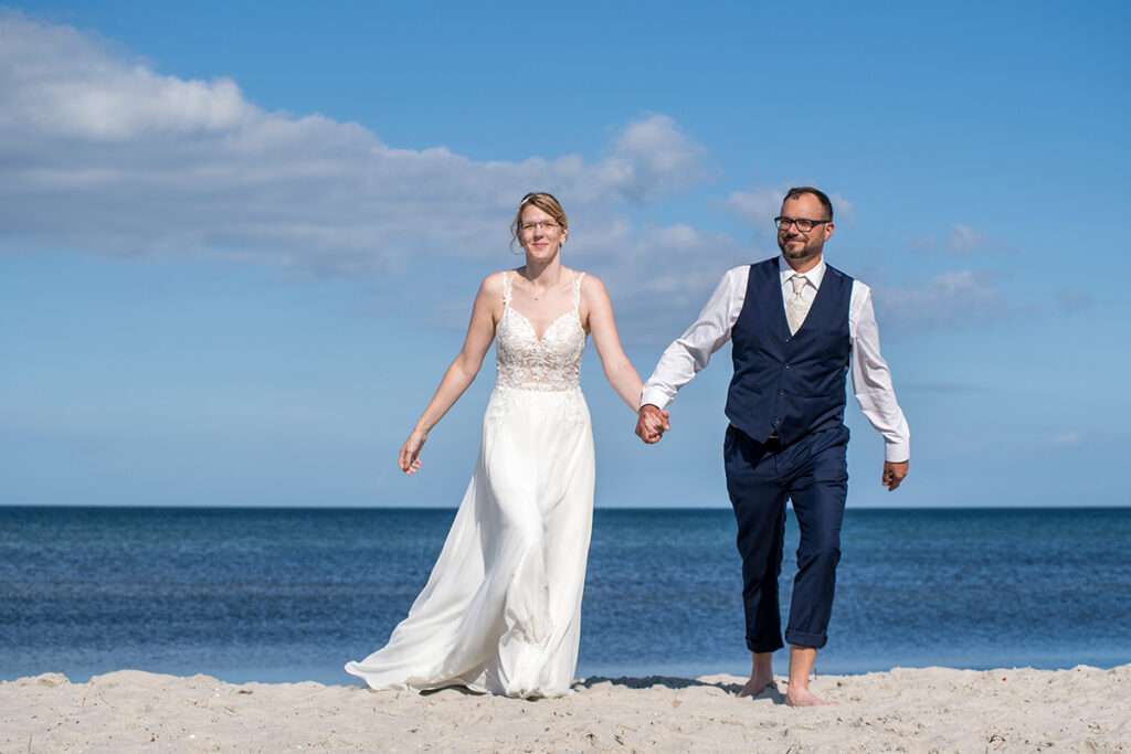 Fotografie der Brautpaar am Strand bei Kap Arkona an der Ostsee fotografiert von Mazelle Photography Fotostudio®