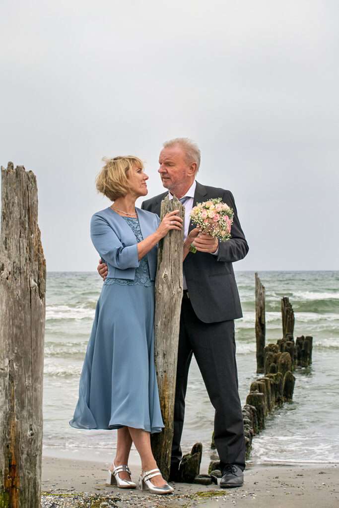 Heiraten an der Ostseeküste zu zweit im Leuchtturm auf Kap Arkona der Hochzeitsfotografie von Mazelle Photography Fotostudio®