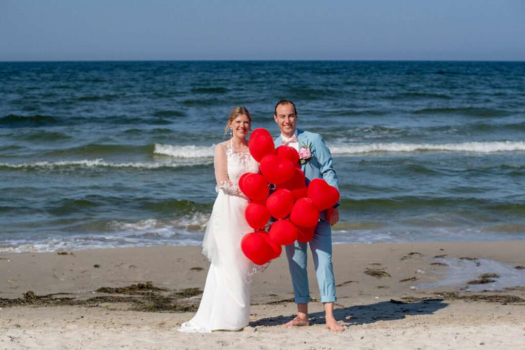 Heiraten Kurhaus Binz auf Rügen mit Wind im Haar und Sand unter den Füßen fotografiert vom Mazelle Photography Fotostudio®. Euer Hochzeitsfotograf in Binz, Sellin, Baabe, Göhren, Kap Arkona, Fischland / Darß, Usedom und Mecklenburg-Vorpommern.
