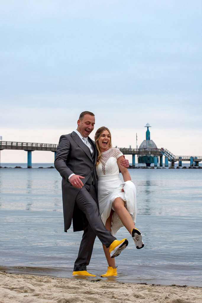 Heiraten in Sellin auf der Seebrücke an der Ostsee mit authentischen Hochzeitsbilder von den Mazelle Photography Fotostudio®