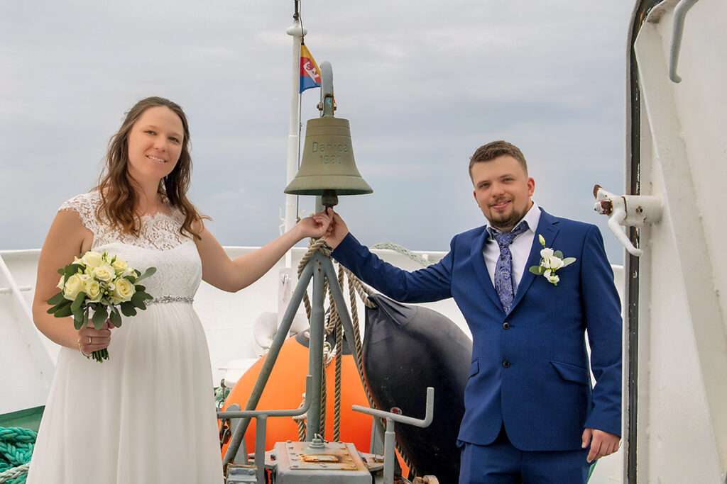 Hochzeit im Standesamt Binz auf dem Schiff auf der Ostsee mit der Hochzeitsfotografie vom Mazelle Photography Fotostudio® von Dranske auf der Insel Rügen
