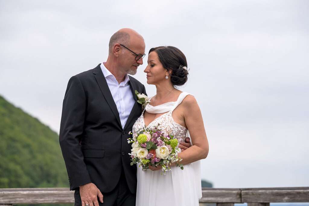 Hochzeit mit Blick auf die Ostsee in Sellin auf der Seebrücke mit der fotografischen Begleitung von Mazelle Photography Fotostudio®