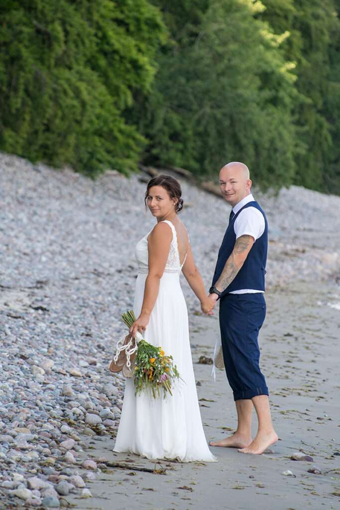 Hochzeitsbilder an der Seebrücke mit Brautpaar in Sellin in der Hochzeitsfotografie von Mazelle Photography Fotostudio®
