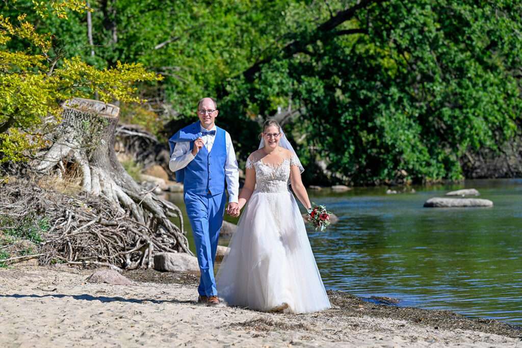 Hochzeitsbilder bei der Standesamtliche Hochzeit im Gutshaus Krimvitz auf der Insel Rügen mit Fotograf für Hochzeitsfotografie auf der Insel Rügen Mazelle Photography Fotostudio®. Euer Hochzeitsfotograf in Binz, Sellin, Baabe, Göhren, Kap Arkona, Fischland / Darß, Usedom und Mecklenburg-Vorpommern.