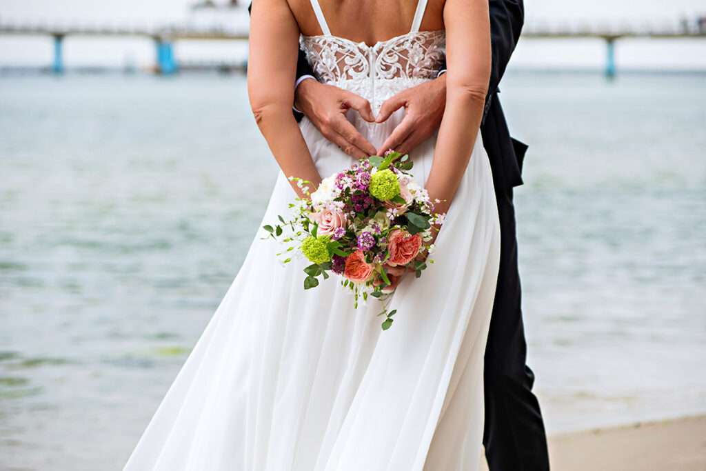 Hochzeitsbilder bei der Standesamtliche Hochzeit in Sellin auf der Insel Rügen mit Fotograf für Hochzeitsfotografie von Mazelle Photography Fotostudio®