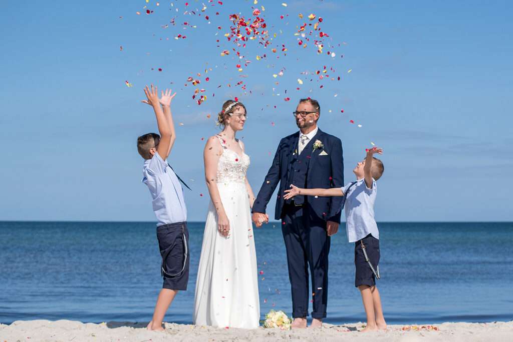 Hochzeitsfeier am Hochzeitstag am Strand bei Kap Arkona an der Ostsee im Hochzeitsfotografie von Mazelle Photography Fotostudio®