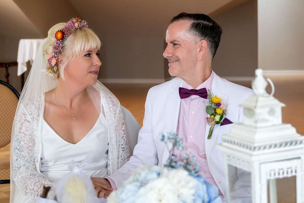 Hochzeitsfotograf für standesamtliche Hochzeit auf der Insel Rügen an der Ostsee im Hotel Vju in Göhren vom Mazelle Photography Fotostudio® aus Dranske. Eure Hochzeitsfotografie nach der Trauung mit den Hochzeitsgästen am Strand vom Göhren.