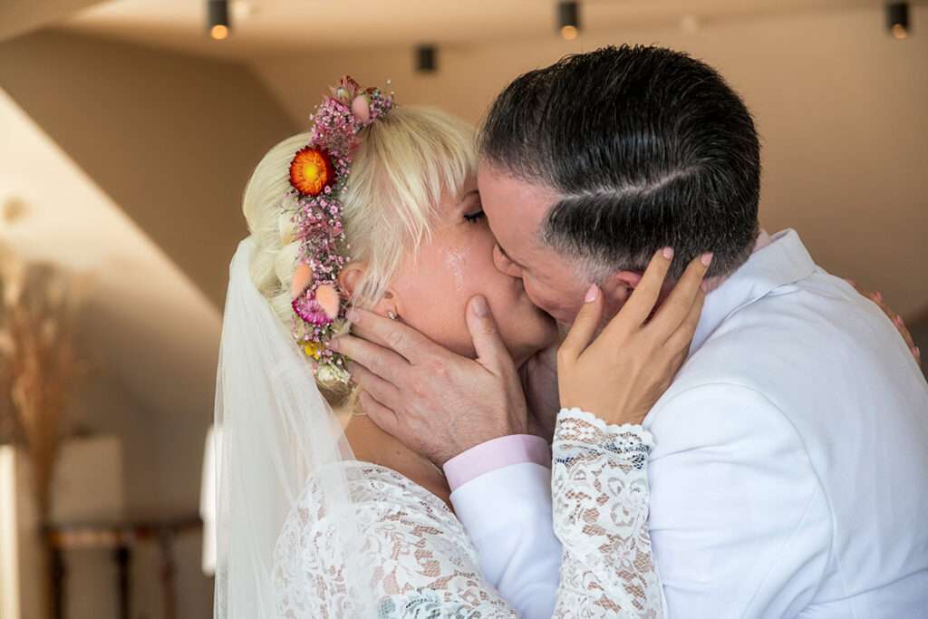 Hochzeitsfotograf für standesamtliche Hochzeit im Hotel Vju in Göhren vom Mazelle Photography Fotostudio® aus Dranske auf Rügen. Eure Hochzeitsfotografie nach der Trauung mit den Hochzeitsgästen am Strand vom Göhren. Hochzeitsfotos voller Emotionen, stillvoll, stimmungsvoll und authentisch eurer Heirat in Göhren. Einmalige Hochzeitslocation im Hotel Vju in Göhren auf Rügen. Das Mazelle Photography Fotostudio® aus Dranske begleitet auch eure Hochzeit fotografisch mit 2 Fotografen ohne Extrakosten. Egal ob vintage Hochzeit, destionation wedding oder rustikal fantastische Hochzeitsfotos des Brautpaares am Strand der Ostsee in Göhren mit blauem Himmel, Sonnenschein und Wellen. Eure Vermählung im Standesamt Göhren im Hotel Vju mit dem Hochzeitsfotograf Mazelle.
