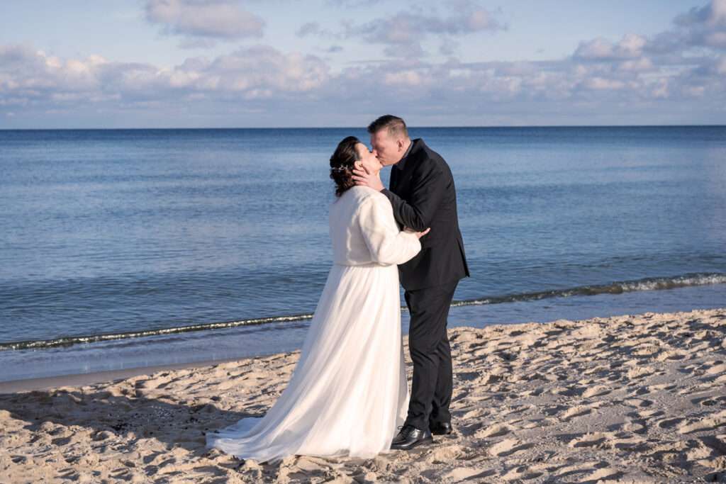 Hochzeitsfotografie am Strand an der Ostsee in Ostseebad Göhren bei einer Strandhochzeit-Fotograf für Hochzeitsfotos auf der Insel Rügen Mazelle Photography Fotostudio®