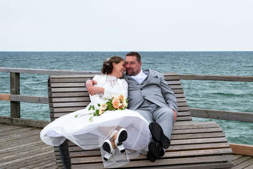 Hochzeitsfotografie in Ostseebad Göhren auf der Seebrücke von von Mazelle Photography Fotostudio®