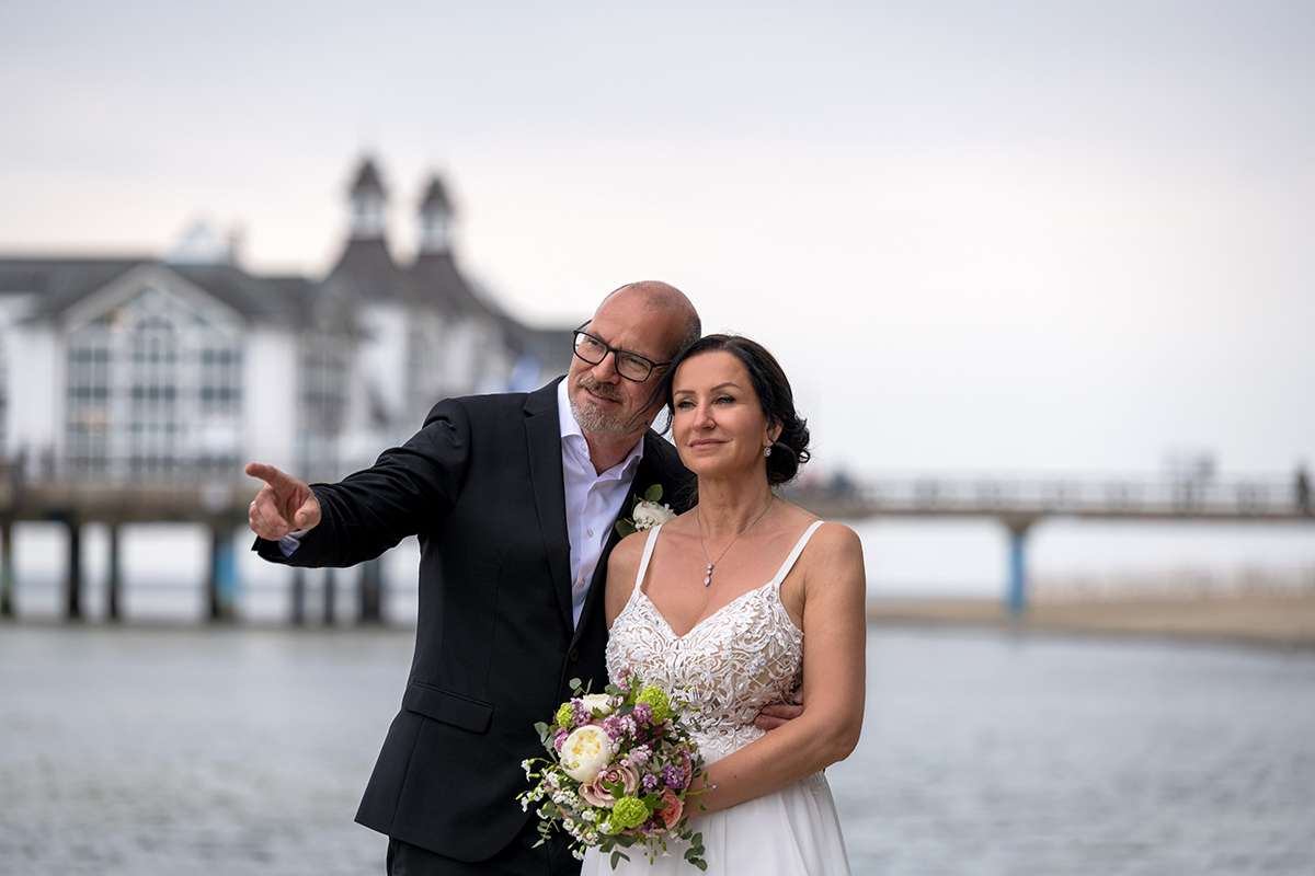 Hochzeitsfotoshooting am Strand an der Seebrücke von Sellin mit dem Hochzeitsfotograf Mazelle Hochzeitsfotoshooting am Strand an der Ostsee in Sellin an der Seebrücke-Fotograf für Hochzeitsfotografie auf der Insel Rügen Mazelle Photography Fotostudio®