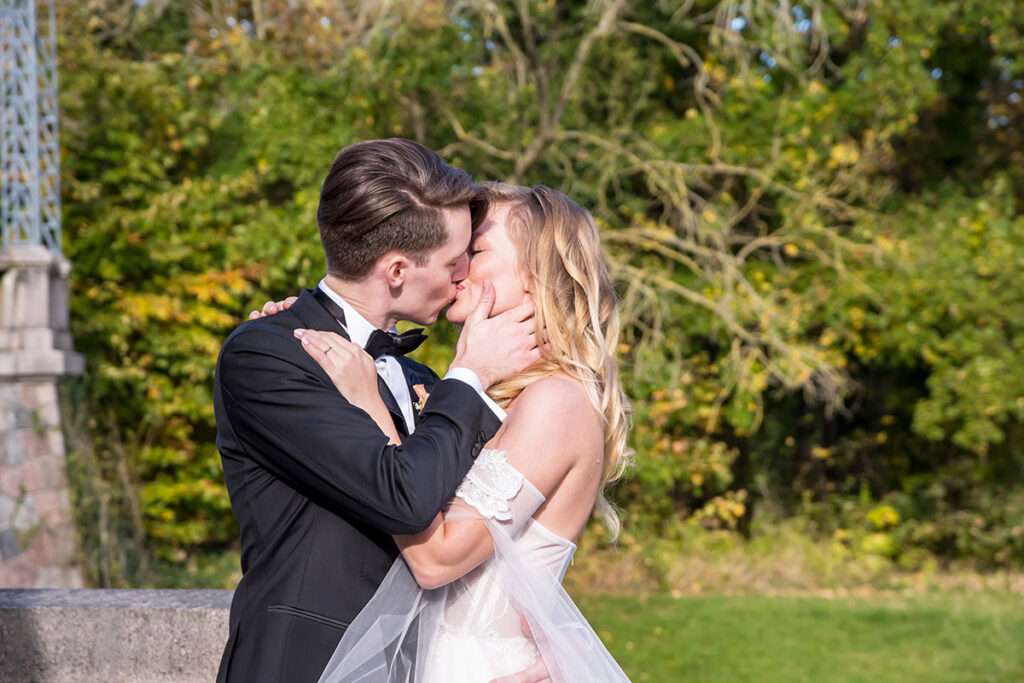 Liebevolle und professionelle Hochzeitsfotografie bei einer Hochzeit im Schloss Ralswiek auf der Insel Rügen-Fotograf für Hochzeitsfotografie Mazelle Photography Fotostudio®