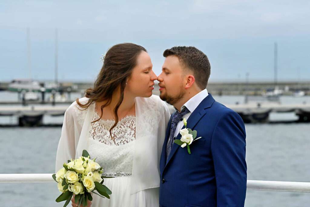 Ostsee Hochzeit auf dem Schiff auf der Insel Rügen in Binz mit Hochzeitsfotograf für Hochzeitsfotos Mazelle Photography Fotostudio® aus Dranske