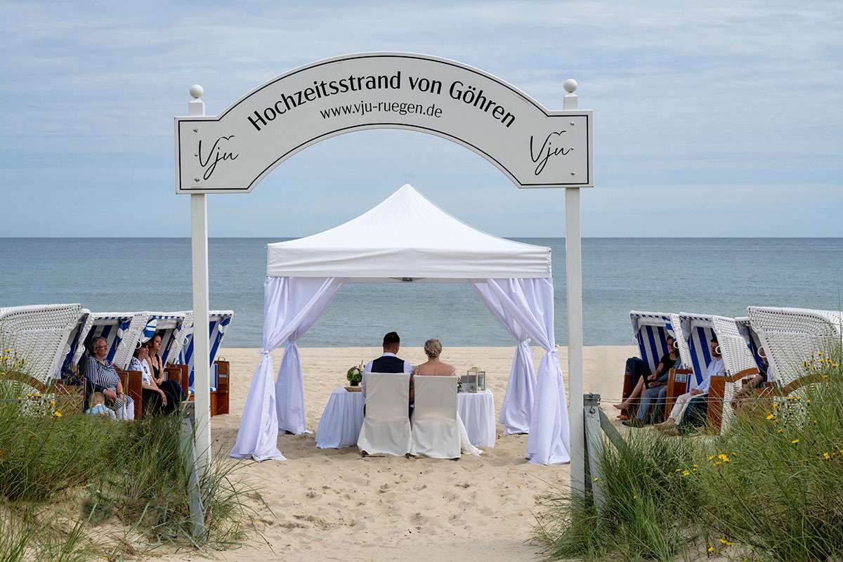 Hochzeitsfotograf für standesamtliche Hochzeit auf der Insel Rügen an der Ostsee im Hotel Vju in Göhren vom Mazelle Photography Fotostudio® Hochzeitsfotograf für standesamtliche Hochzeit auf der Insel Rügen an der Ostsee im Hotel Vju in Göhren vom Mazelle Photography Fotostudio® aus Dranske. Eure Hochzeitsfotografie nach der Trauung mit den Hochzeitsgästen am Strand vom Göhren. Hochzeitsfotos voller emotionen, stillvoll, stimmungsvoll und authentisch eurer Heirat in Göhren. Einmalige Hochzeitslocation im Hotel Vju in Göhren auf Rügen. Das Mazelle Photography Fotostudio® aus Dranske