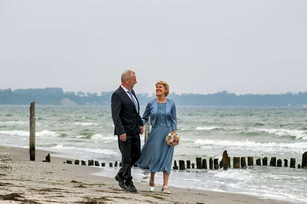 Professionelle Hochzeitsfotografie bei Kap Arkona am Strand in den Hochzeitsfotos von Mazelle Photography Fotostudio®