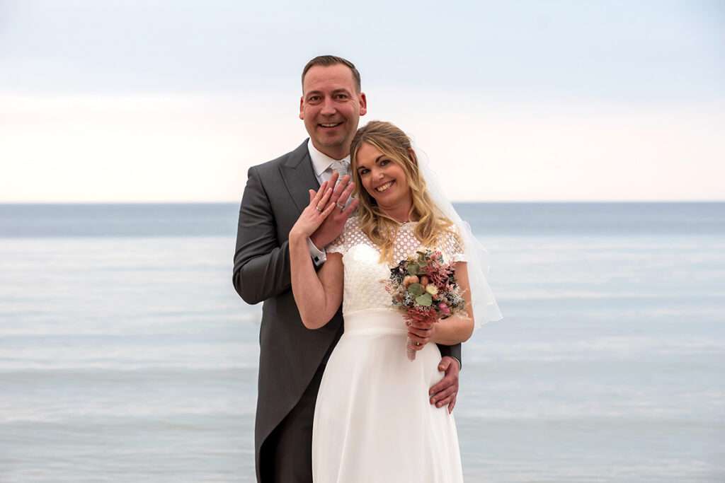 Romantische Brautpaarfotos von Hochzeitsfotograf Mazelle am Strand von Sellin an der Seebrücke auf der Insel Rügen mit Mazelle Photography Fotostudio®