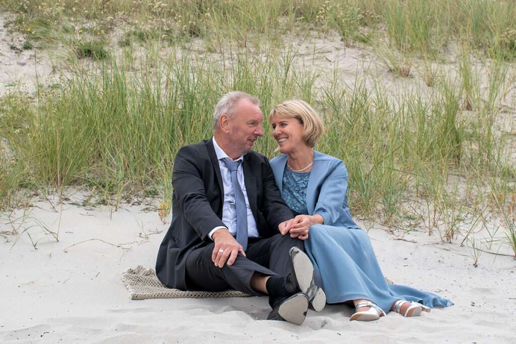 Romantische Hochzeitsfotografie von Fotografen Mazelle Photography Fotostudio® am Strand bei Kap Arkona an der Ostsee