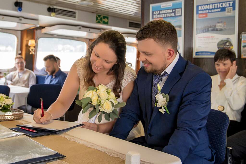 Schiff für die Hochzeit auf der Insel Rügen in Binz mit Hochzeitsfotograf für Hochzeitsfotografie Mazelle Photography Fotostudio® aus Dranske