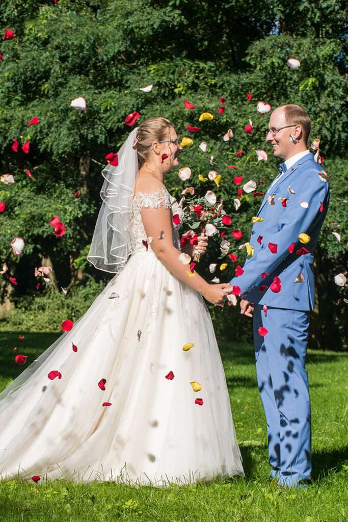 Sommerhochzeit direkt in der Natur auf dem Gutshaus Krimvitz auf der Insel Rügen mit Fotograf für Hochzeitsfotografie Mazelle Photography Fotostudio®