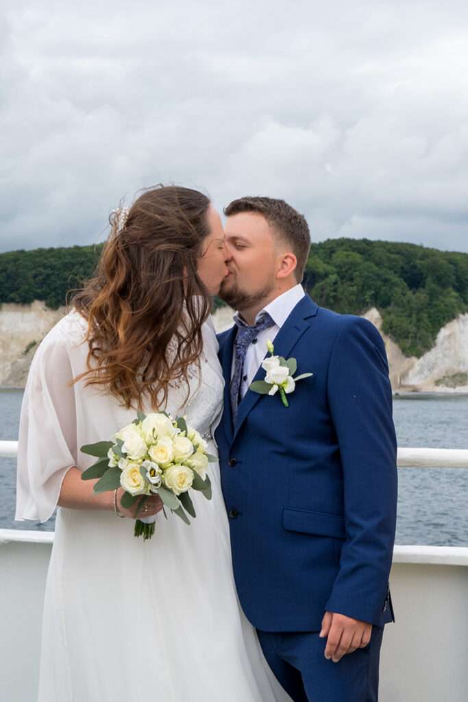Standesamtliche Hochzeit auf der Insel Rügen an der Ostsee auf dem Hochzeitschiff von Binz mit Hochzeitsfotograf für stillvolle Hochzeitsbilder Mazelle Photography Fotostudio® aus Dranske