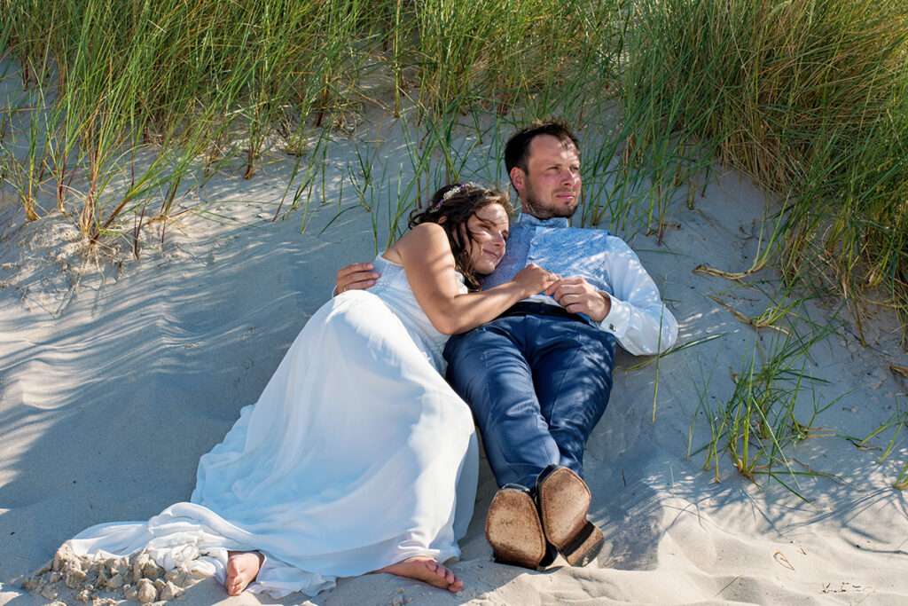 Strand bei Kap Arkona mit Hochzeitspaar im Hochzeitsfotografie von Mazelle Photography Fotostudio