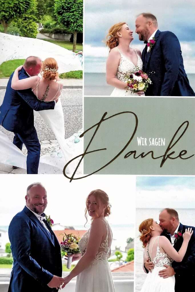 Die Vorderseite zeigt emotionale Hochzeitsmomente: Silke & Carsten Hand in Hand am Strand von Rügen, ein liebevoller Blick zwischen Braut und Bräutigam, zarte Blumen im Wind und ein goldener Sonnenuntergang über der Ostsee. In eleganter Schrift steht: „Wir sagen Danke“ – eine persönliche Botschaft voller Wärme und Wertschätzung.