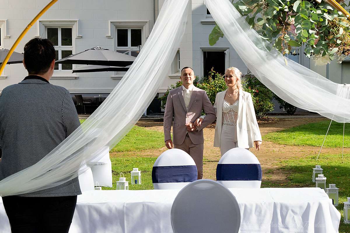 Mazelle Hochzeitsfotograf begleitet das Brautpaar beim emotionalen Gang zum Traualtar im Schlosspark Hohendorf. Bei strahlendem Sonnenschein entstehen authentische und künstlerische Hochzeitsbilder voller Atmosphäre. Die einzigartige Kulisse des Schlosses Hohendorf verleiht jeder Aufnahme romantische Tiefe und macht eure Hochzeit unvergesslich.