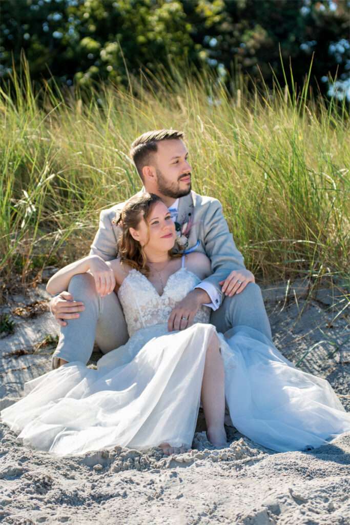 Hochzeitsfotografie des Hochzeitspaares am Strand in den Dünen von Zingst mit Hochzeitsfotografen vom Mazelle Photography Fotostudio®