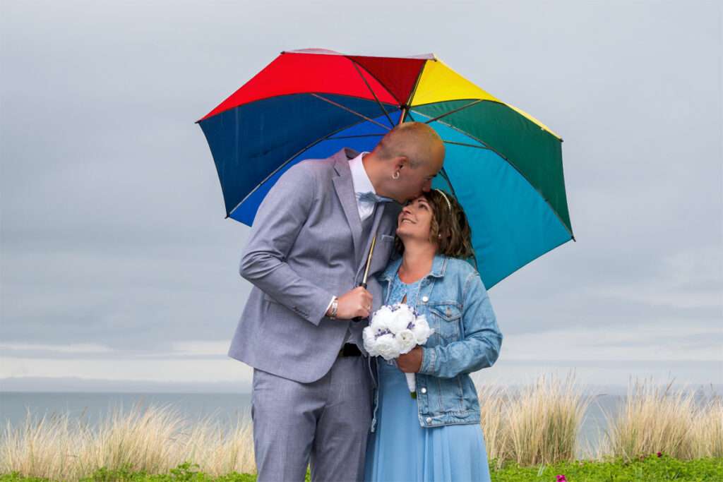 Hochzeitsfotografie im Regen am Strand von Binz mit Hochzeitsfotografen Mazelle für natürliche und intime Hochzeitsfotos.