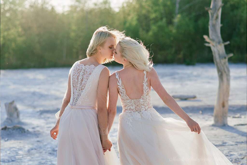 Mazelle Photography Fotostudio® begleitet eine LGBTQ‑Hochzeit auf Rügen: Zwei Frauen feiern ihre Liebe am Strand, voller Freude und Verbundenheit. Dieser emotionale Moment wird authentisch und professionell festgehalten – eine Hochzeitsfotografie, die über Rügen hinaus auch internationale Paare aus Polen und Europa anspricht.