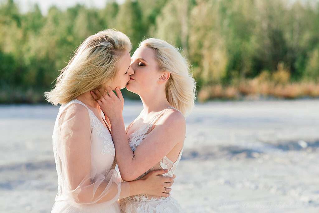 Mazelle Photography Fotostudio® begleitet eine LGBTQ‑Hochzeit auf Rügen: Zwei Frauen feiern ihre Liebe am Strand, voller Freude und Verbundenheit. Dieser emotionale Moment wird authentisch und professionell festgehalten – eine Hochzeitsfotografie, die über Rügen hinaus auch internationale Paare aus Polen und Europa anspricht.