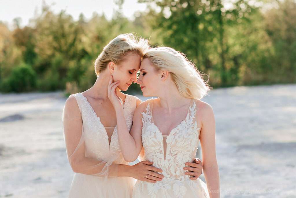 Mazelle Photography Fotostudio® begleitet eine LGBTQ‑Hochzeit auf Rügen: Zwei Frauen feiern ihre Liebe am Strand, voller Freude und Verbundenheit. Dieser emotionale Moment wird authentisch und professionell festgehalten – eine Hochzeitsfotografie, die über Rügen hinaus auch internationale Paare aus Polen und Europa anspricht.