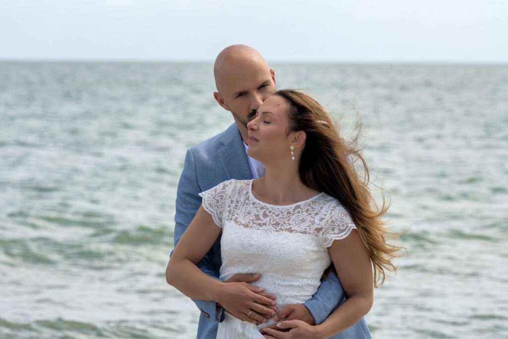 Natürliche Hochzeitsfotografie an der Ostsee am Strand von Binz mit Fotografen von Mazelle Photography Fotostudio®