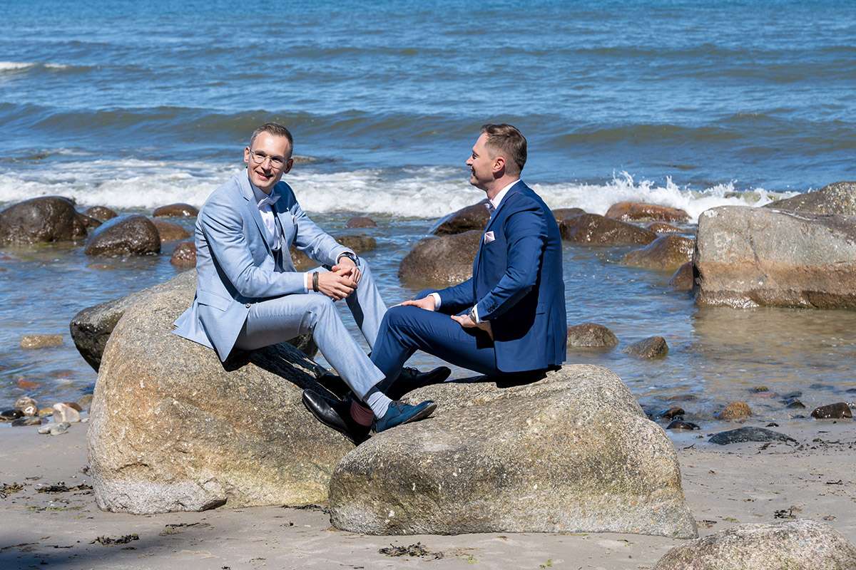 Ostsee LGBTQ Hochzeitsfotografie auf der Insel Rügen mit authentischen Hochzeitsfotos vom Mazelle Photography Fotostudio®