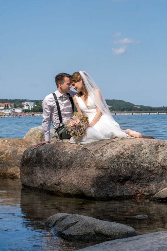 Paarshooting am Strand von Binz nach der Trauung im Müther-Turm mit authentischen Bildern vom Mazelle Photography Fotostudio®