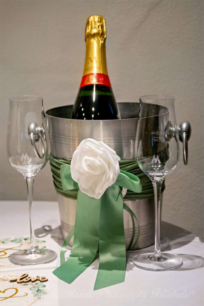 Stilvoller Sektempfang nach der Hochzeit in der Ordenskapelle Binz, fotografiert von Mazelle Photography Fotostudio®. Authentische und emotionale Hochzeitsfotografie auf Rügen – festliche Atmosphäre mit Musik und besonderen Details.