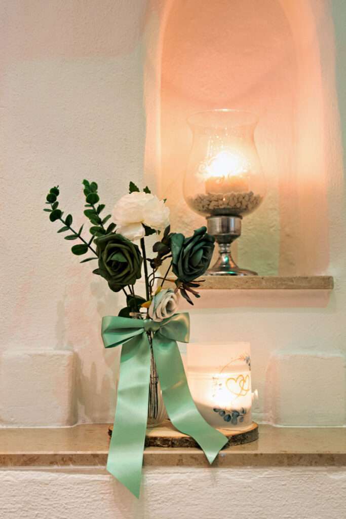 Die Ordenskapelle Binz ist für die Hochzeitszeremonie festlich geschmückt: Blumen und Kerzen verleihen dem Raum eine romantische und elegante Atmosphäre. Durch das dimmbare Licht entsteht eine besondere Stimmung, die die Trauung zu einem unvergesslichen Moment macht. Der hochzeitsfotograf des Mazelle Photography Fotostudio® aus Dranske auf Rügen begleitet die Feierlichkeiten fotografisch und hält die emotionalen Augenblicke authentisch und stilvoll fest.