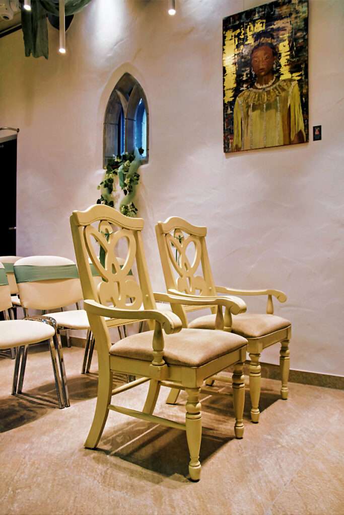 In der festlich geschmückten Ordenskapelle Binz stehen die beiden Stühle bereit, auf denen das Brautpaar während der Trauung vor dem Altar Platz nimmt. Diese liebevoll arrangierte Szene unterstreicht die besondere Atmosphäre der Zeremonie und verleiht den Hochzeitsfotos eine authentische und emotionale Note. Der hochzeitsfotograf des mazelle photography fotostudio® aus dranske auf rügen hält diesen Moment stilvoll fest und schafft Erinnerungen voller Eleganz und Bedeutung.