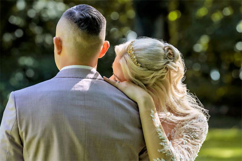Im Schlosspark des Schlosses Hohendorf legt die Braut ihren Kopf sanft auf die starke Schulter des Bräutigams. Beide genießen den Augenblick der Ruhe und Nähe, bevor die festliche Hochzeitsparty beginnt. Der hochzeitsfotograf des mazelle photography fotostudio® aus dranske auf rügen hat diesen intimen Moment eingefangen. Die natürliche Kulisse des Schlossparks, das warme Licht und die liebevolle Umarmung verleihen den Hochzeitsfotos eine romantische und authentische Atmosphäre. So entstehen Bilder, die die Verbundenheit des Brautpaars eindrucksvoll sichtbar machen und als wertvolle Erinnerung bleiben.