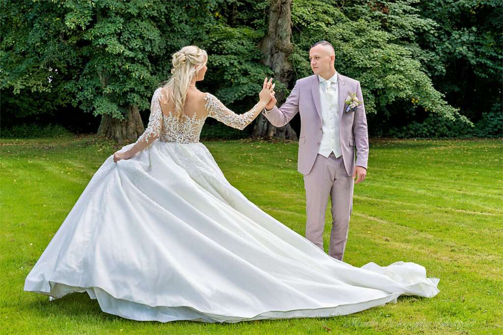 Nach der Trauung genießt das Brautpaar sein Hochzeitsfotoshooting im Schlosspark des Schlosses Hohendorf. Auf dem grünen Rasen tanzt es voller Freude und Leichtigkeit, begleitet vom hochzeitsfotograf des mazelle photography fotostudio® von rügen. Die historische Kulisse des Schlossparks verleiht den Bildern eine romantische und elegante Atmosphäre, während die fotografische Begleitung authentische Emotionen und zeitlose Erinnerungen schafft.