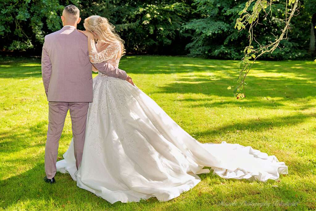 Im Schlosspark des Schlosses Hohendorf, direkt nach der Trauung, legt die Braut ihren Kopf zärtlich auf die Schulter des Bräutigams, der sie liebevoll umarmt. Bei strahlendem Sonnenschein hält der hochzeitsfotograf des mazelle photography fotostudio® von rügen diesen innigen Moment fest. Die romantische Atmosphäre des Schlossparks und die natürliche Nähe des Brautpaars verleihen den Hochzeitsfotos Authentizität, Eleganz und emotionale Tiefe. So entstehen Bilder, die die Verbundenheit und Liebe des Paares eindrucksvoll sichtbar machen und als wertvolle Erinnerung bleiben.