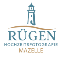 Hochzeitsfotografie Mazelle – Der Hochzeitsfotograf von der Insel Rügen Aus Dranske begleiten wir eure Hochzeit auf der gesamten Ostseeküste: Binz, Sellin, Baabe, Göhren, Sassnitz, Bergen, Stralsund, Usedom, Zingst, Fischland‑Darß und in ganz Mecklenburg‑Vorpommern. Authentische, elegante und sinnliche Hochzeitsreportagen – fotografiert mit zwei Perspektiven, zwei Fotograf*innen und echter Leidenschaft für euren besonderen Tag.