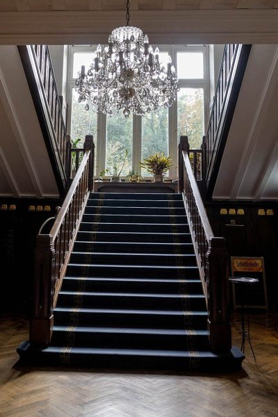 Treppen in Schloss Ralswiek-Hochzeitsfotografie auf der Insel Rügen mit dem Fotograf vom Mazelle Photography Fotostudio® an der Ostsee. Hochzeitsfotografie in der Natur in Mecklenburg-Vorpommern. Heiraten auf der Insel Rügen, Stralsund, Greifswald, Grimmen in der Natur, im Wald, am Strand, an der Ostsee
