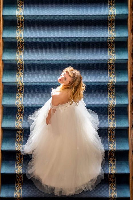 Braut in schönen Brautkleid auf dem Weg zur Hochzeit Zeremonie im Schlosshotel Ralswiek-Fotograf für Hochzeitsfotografie auf der Insel Rügen Mazelle Photography Fotostudio®