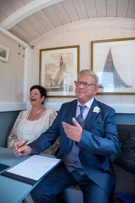 Badekarren auf der Insel Rügen in der Hochzeitsfotografie vom Mazelle Photography Fotostudio® Hochzeitsfotograf mit Hochzeitspaar im Standesamt Binz im Badekarren auf der Insel Rügen in der Hochzeitsfotografie vom Mazelle Photography Fotostudio® aus Dranske