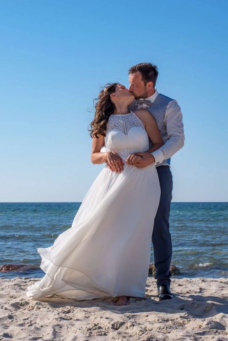Hochzeitsfotoshooting am Strand an der Ostsee bei Kap Arkona mit Fotograf für Hochzeitsfotografie auf der Insel Rügen Mazelle Photography Fotostudio®