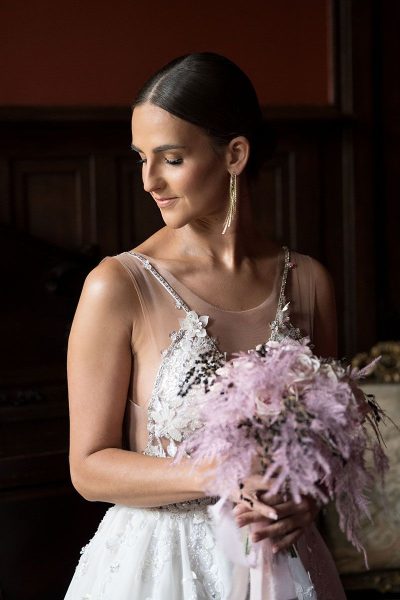 Getting Ready - Hochzeitsfotografie mit der vollständig angekleideten Braut mit ihrem pinken Brautstrauß vor dem rustikalen Ambiente des Schloss Borowa in Polen. Nach dem Getting Ready Fotoshooting fand die Hochzeitszeremonie in der Kirche statt. Hier wurde die kirchliche Trauung vor dem Traualtar vollzogen. Fotografisch begleitet wurde das Brautpaar von den Rügen Hochzeitsfotograf Mazelle des "Mazelle Photography Fotostudio®" aus Dranske von der Insel Rügen.. Der Hochzeitsfotograf vom Mazelle Photography Fotostudio® aus Dranske von der Insel Rügen begleitet auch Eure Hochzeit vom Getting Ready an bis zum Schluss. Eine traumhafte Hochzeitslocation für das Getting Ready Hochzeitsshooting ist das Schloss Borowa um authentische, emotionale, stillvolle sowie beeindruckende Hochzeitsfotos für die Ewigkeit aufzunehmen.