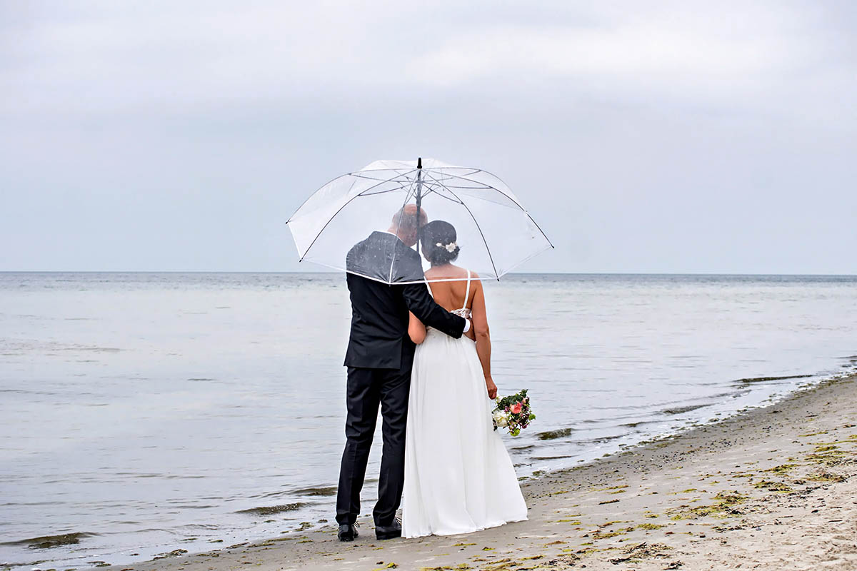 Hochzeitsfotografie Mazelle im Regen der Ostsee am Strand von Sellin auf Ruegen